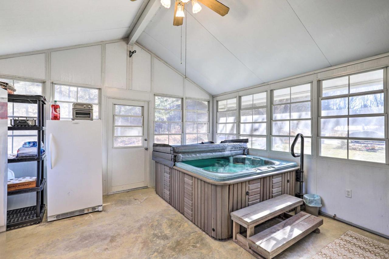 Blue Ridge Mountain Escape With Hot Tub, Grill! Villa Brevard Exteriör bild